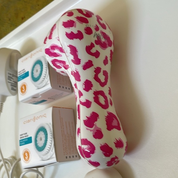 CLARISONIC MIA II + 2 NEW BRUSH HEADS - Picture 2 of 7